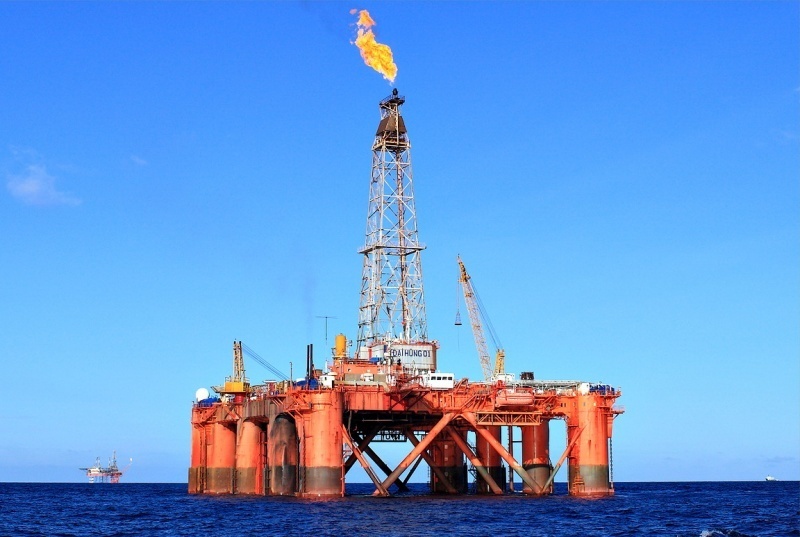 Chùm thơ: Những người “đi tìm lửa”; Petrovietnam, khát vọng vươn lên; Trên những giàn khoan”